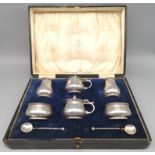 Elegante Salz-, Pfeffer- und Senf-Garnitur in Etui, England, um 1900, bestehend aus 2 Salièren, 2 P