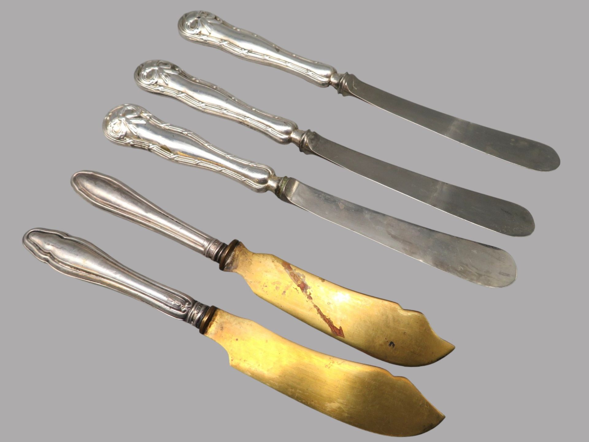 5 diverse Vorlege-Messer, 19. Jahrhundert, Griffe Silber 800/000, punziert, l 17 cm.