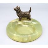 Aschenbecher, Jugendstil, um 1900, bekrönt durch Terrier, dieser Bronze, grüne Onyxschale, h 5,5 cm