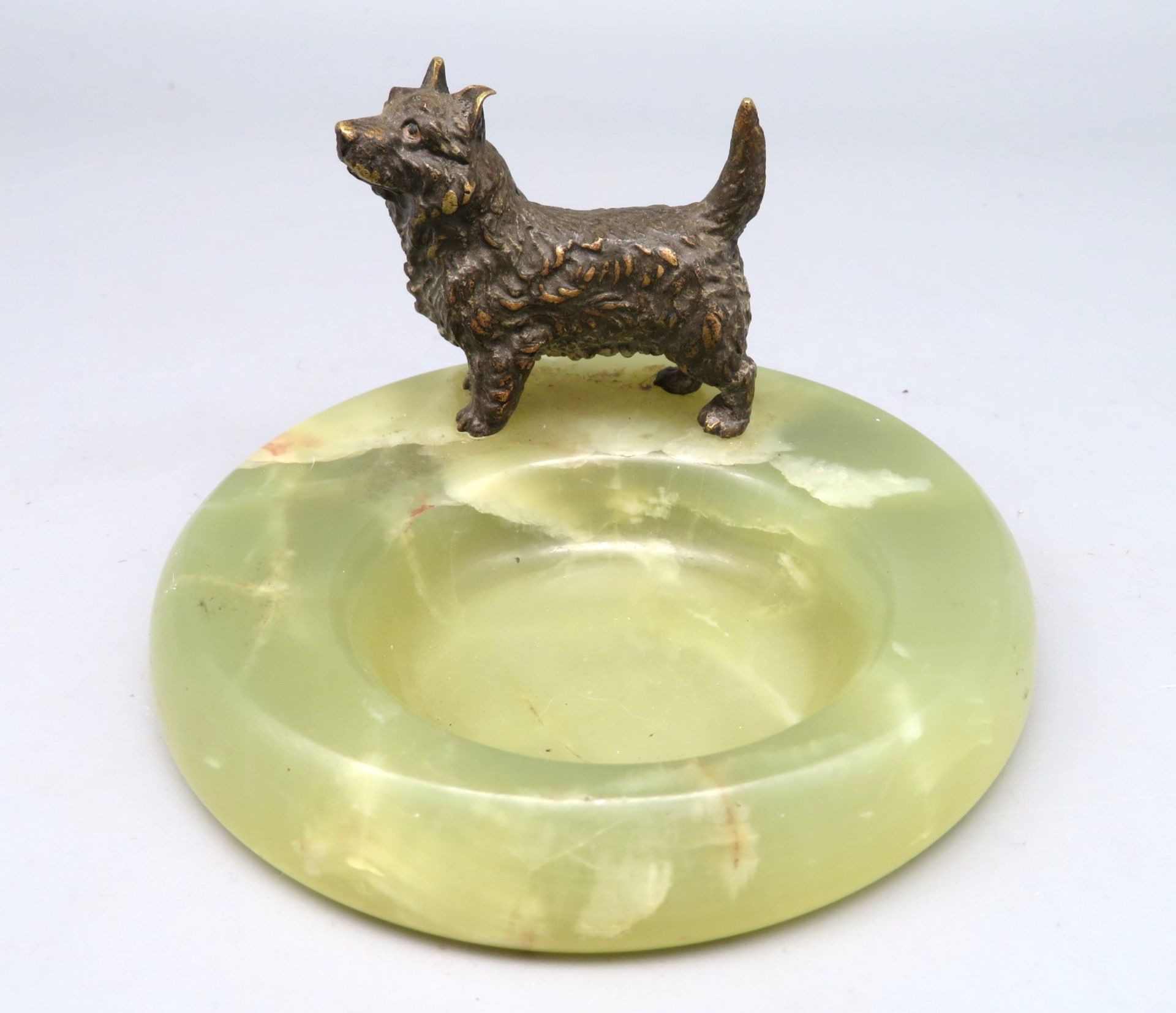 Aschenbecher, Jugendstil, um 1900, bekrönt durch Terrier, dieser Bronze, grüne Onyxschale, h 5,5 cm