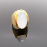 Designer Damenring mit Mondstein-Cabochon, Gelbgold 750/000, punziert, 16,59 g, sign. "Schilling",