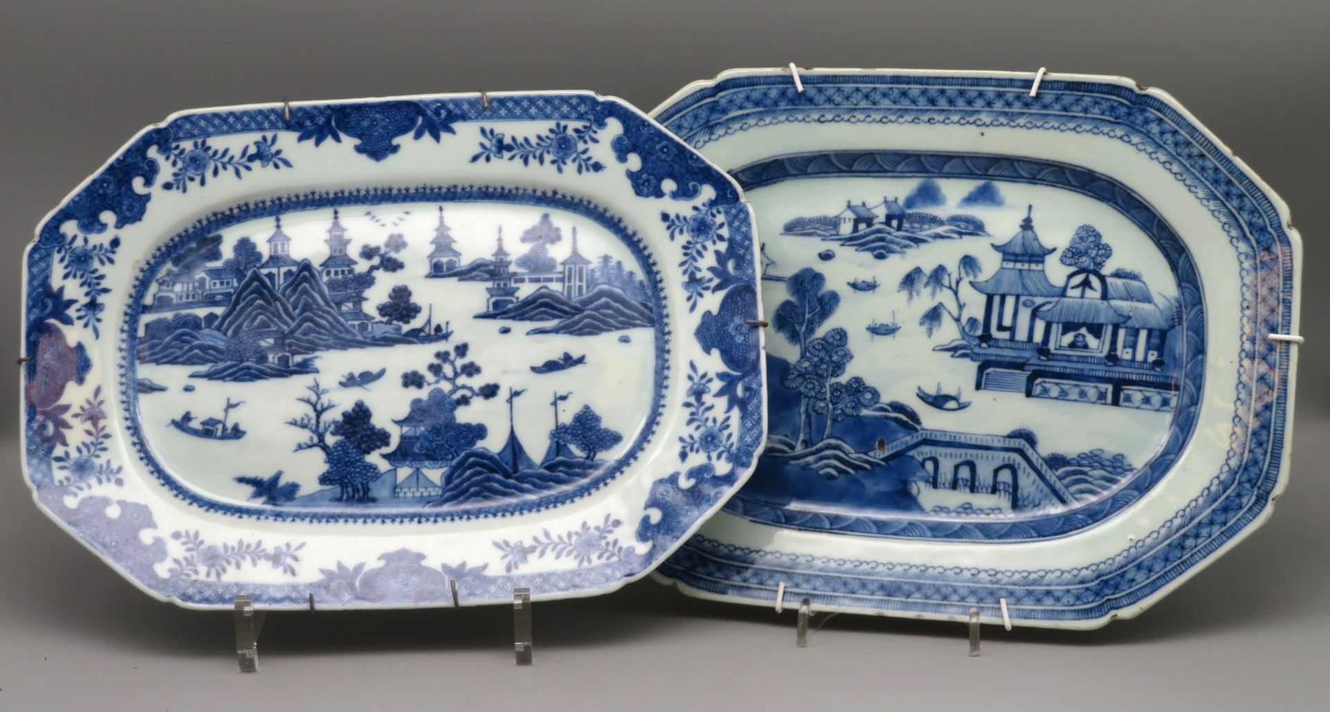 2 Platten, China, Nanking, 18./19. Jahrhundert, Porzellan mit unterglasurblauer Landschaftsmalerei,