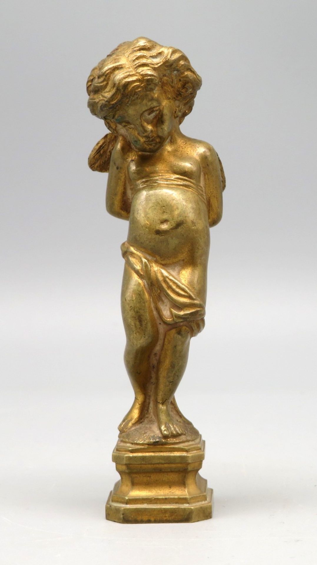 Kleinskulptur, um 1900, Stehender Putto, Bronze, 9,8 x 3,1 x 2,3 cm.