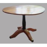 Runder Tisch, Biedermeier, 19. Jahrhundert, runde Platte (leicht gebogen) auf Vierfuss, Kirschbaum,