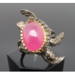 Statement Ring, Schauseite in Gestalt einer Schildkröte, großer Rubin-Cabochon, Auge facettierter S