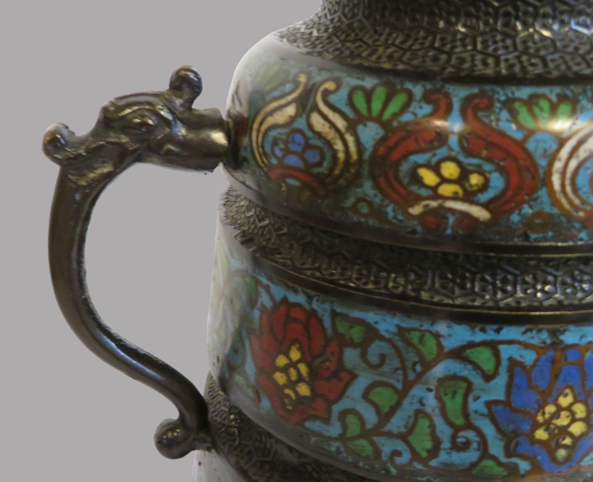 Dekorative Henkelvase, China, 19. Jahrhundert, Cloisonné, farbiger Zellenschmelz, seitliche Handhab - Image 3 of 3