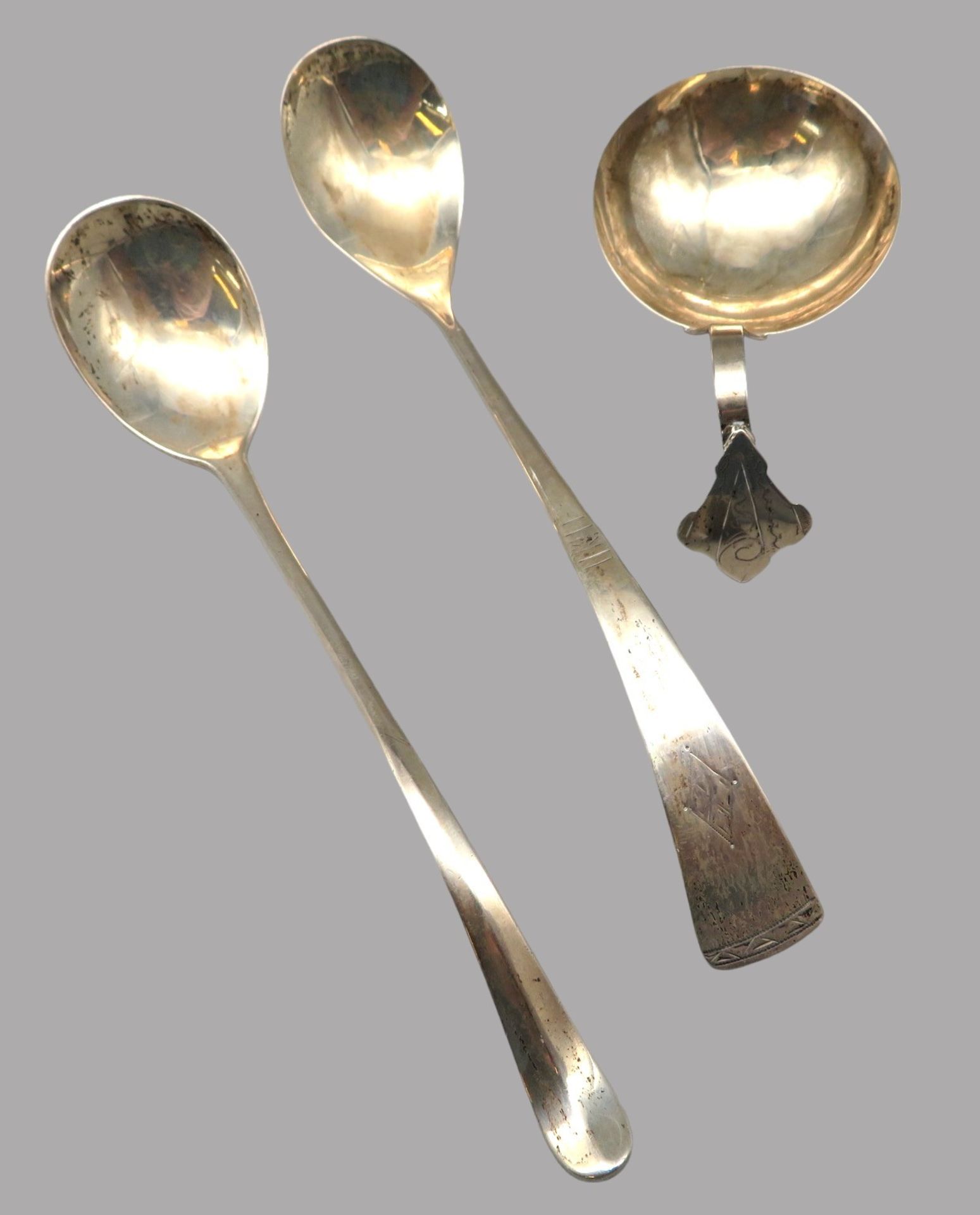 3 diverse Sahnelöffel, um 1900, Silber 835/000, punziert, 58,8 g, längste Länge 16 cm.