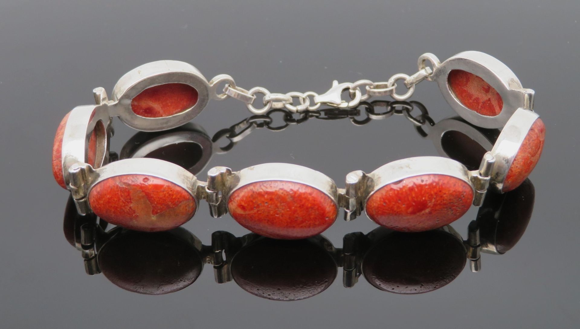 Korallen-Armband, Armband aus 7 ovalen Schaumkorallen-Ovalen in glatten Zargen, zus.ca. 40 ct, bewe