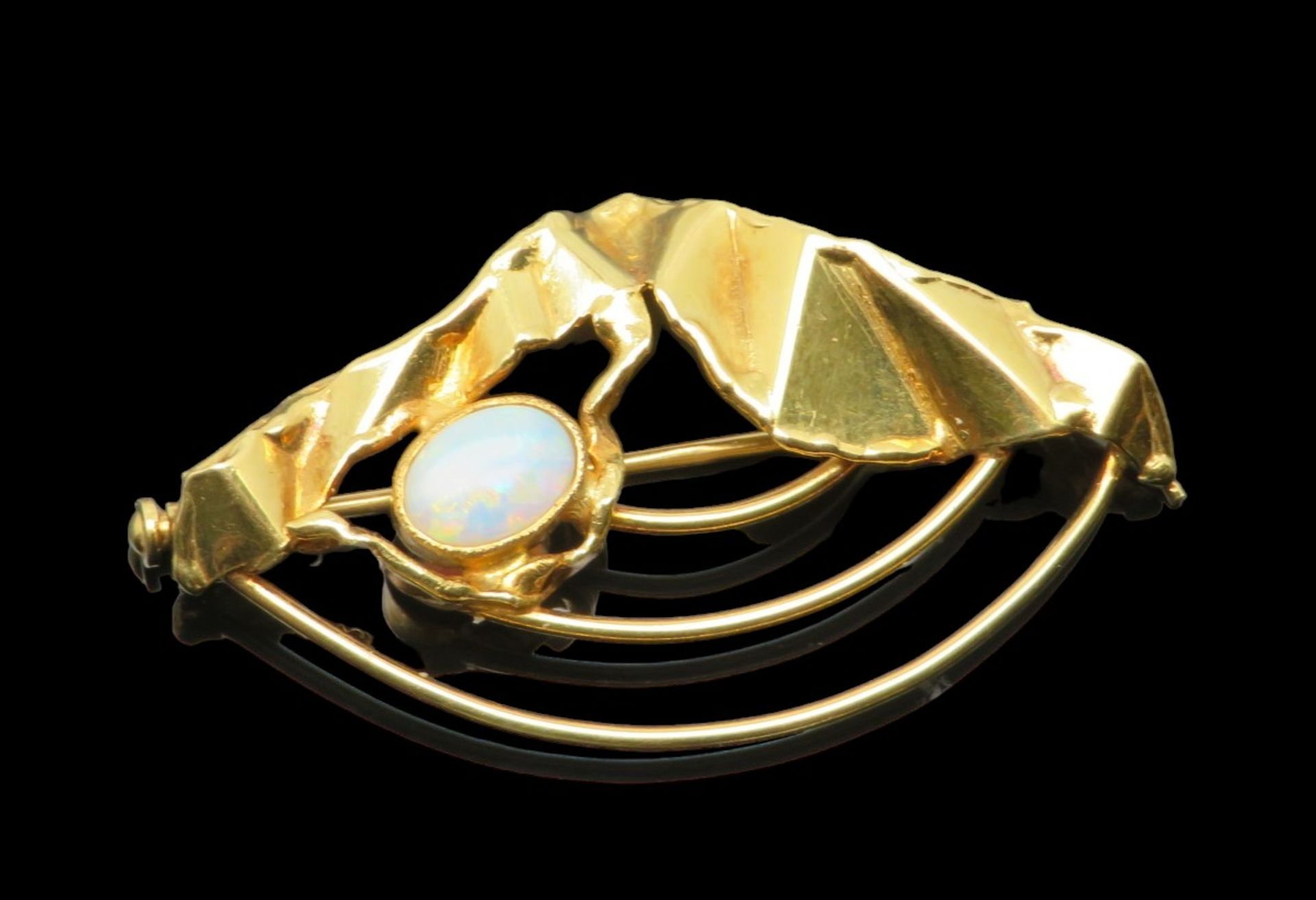 Moderne Brosche mit Opal-Cabochon, dachförmiges Element in Knitteroptik, davon ausgehend 3 gebogene