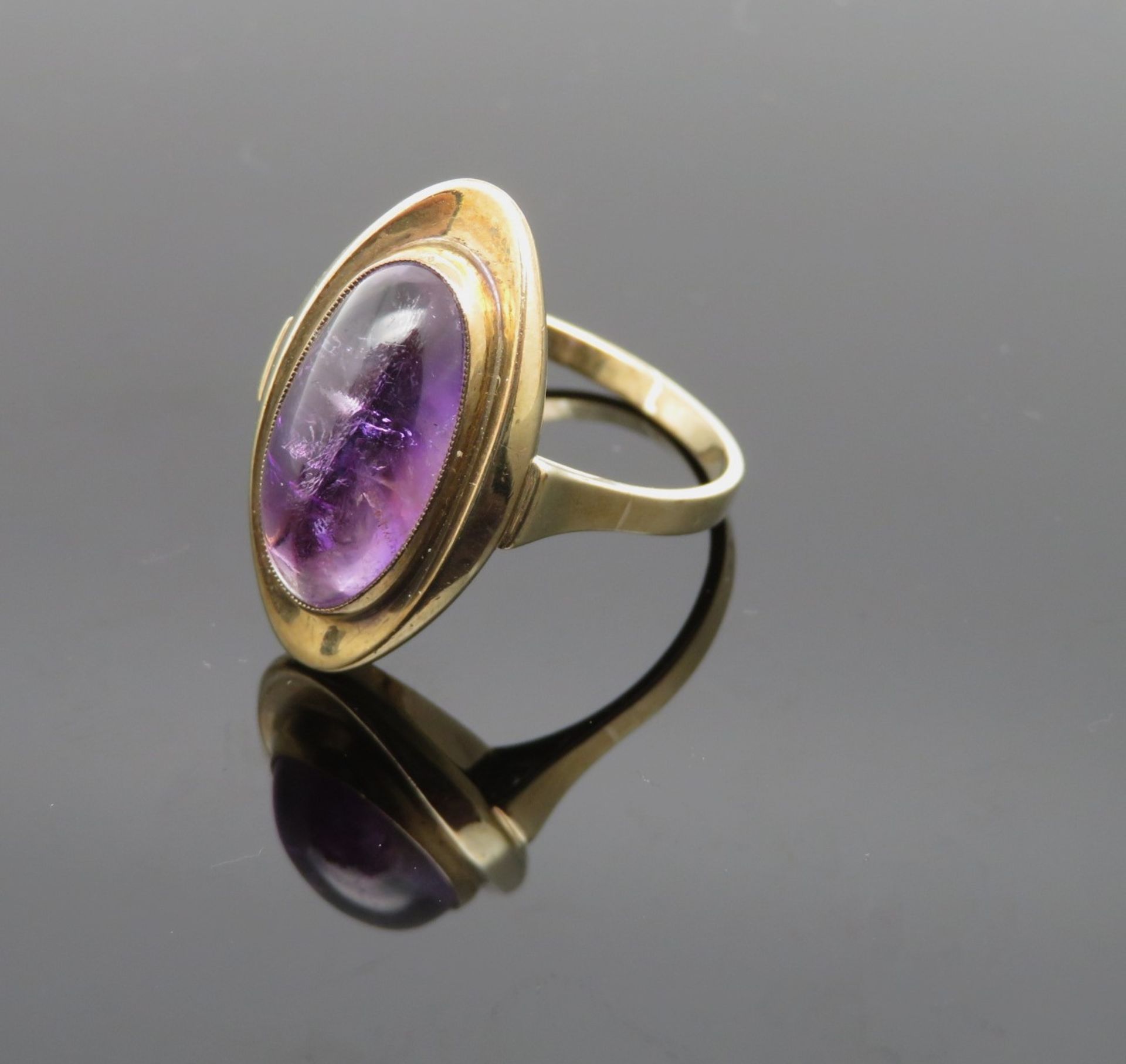 Eleganter Damenring mit Amethyst-Cabochon, um 1920/25, ca. 5 ct, marquise-förmiger Ringkopf mit lan