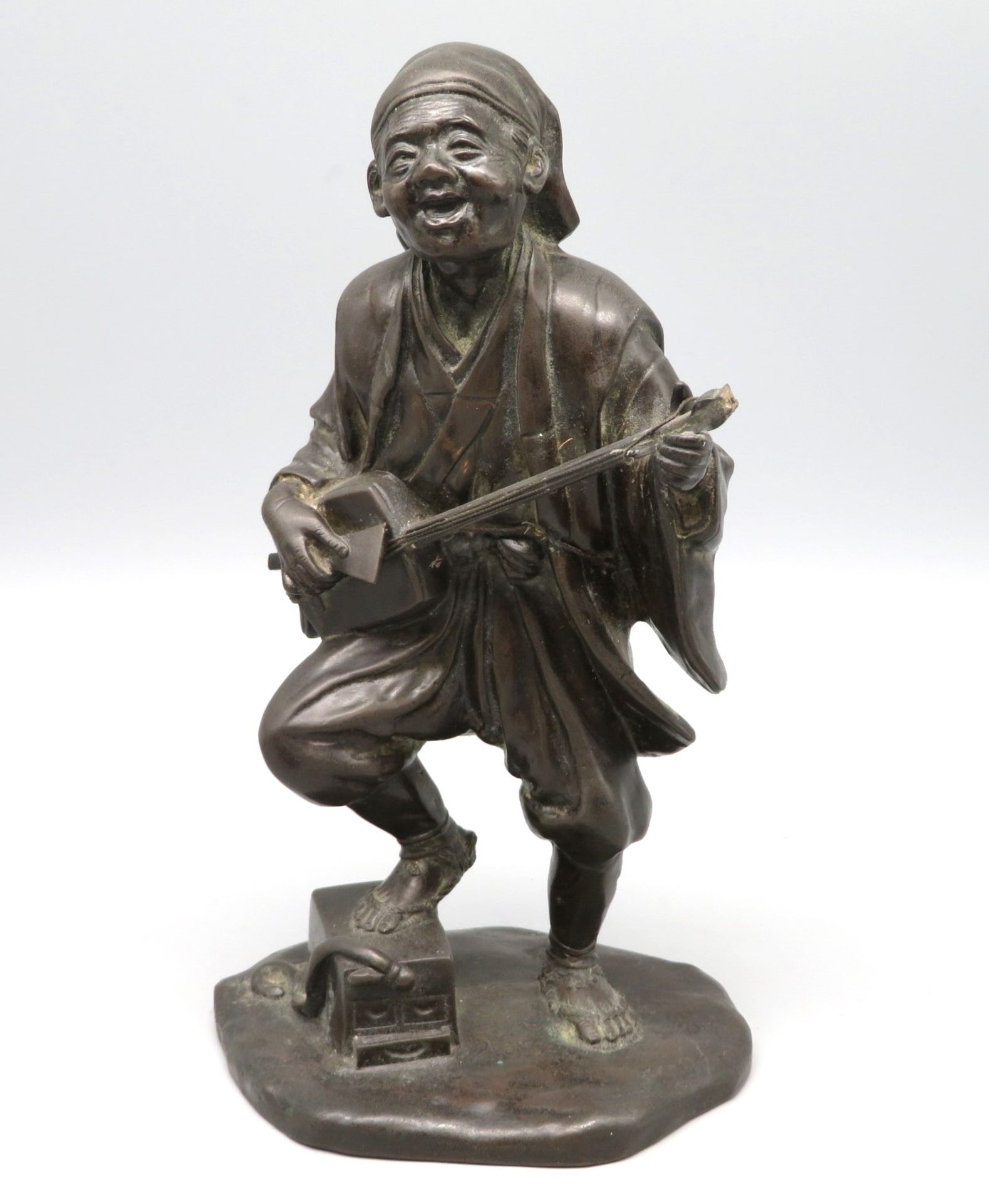 Musizierender, Japan, Meiji Periode, 1868 - 1912, um 1900, Bronze, sign., Endstück des Musikinstrum