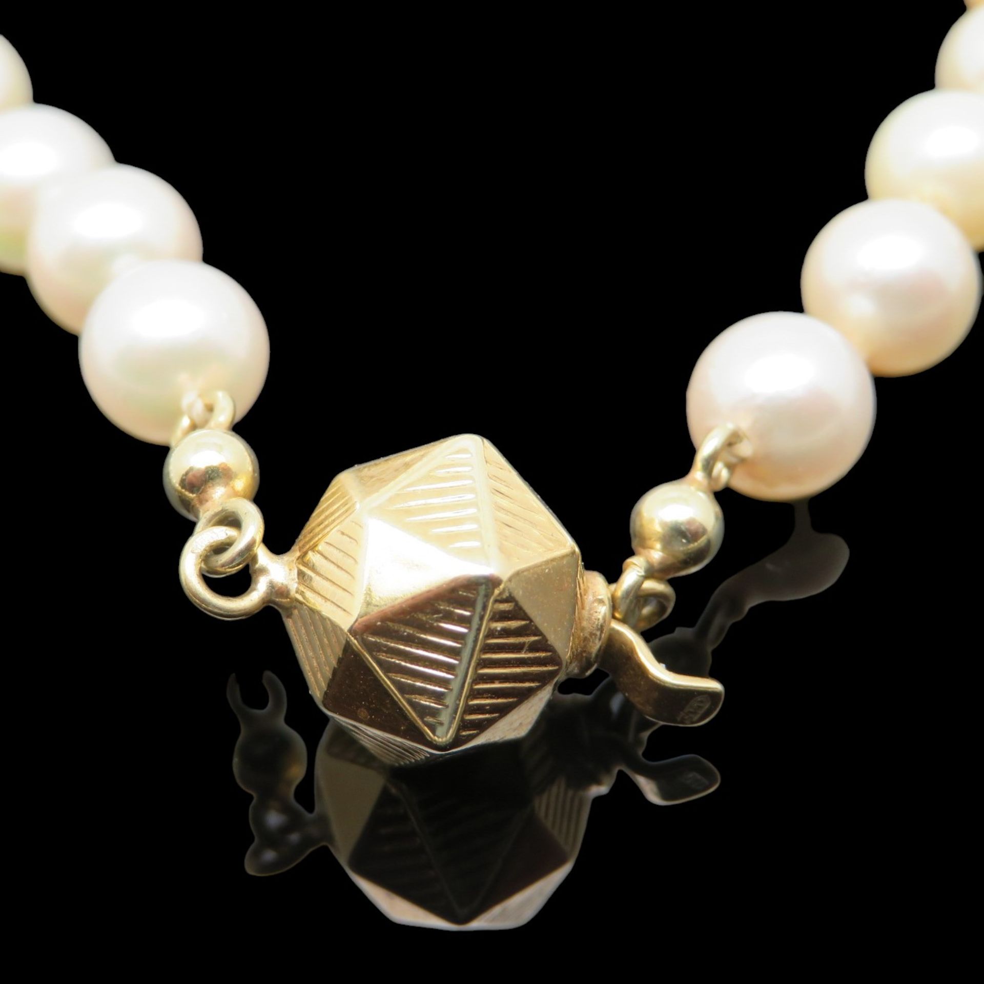 Lange Perlenkette, 14-karätige, kantig geformte Steckschließe, einzeln geknotet, l 85 cm, d 0,5 cm. - Bild 2 aus 2