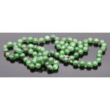 Lange, waldgrüne Jade-Kugel-Kette, Kugeln aus feiner polierter, waldgrüner Jade, einzeln geknotet,