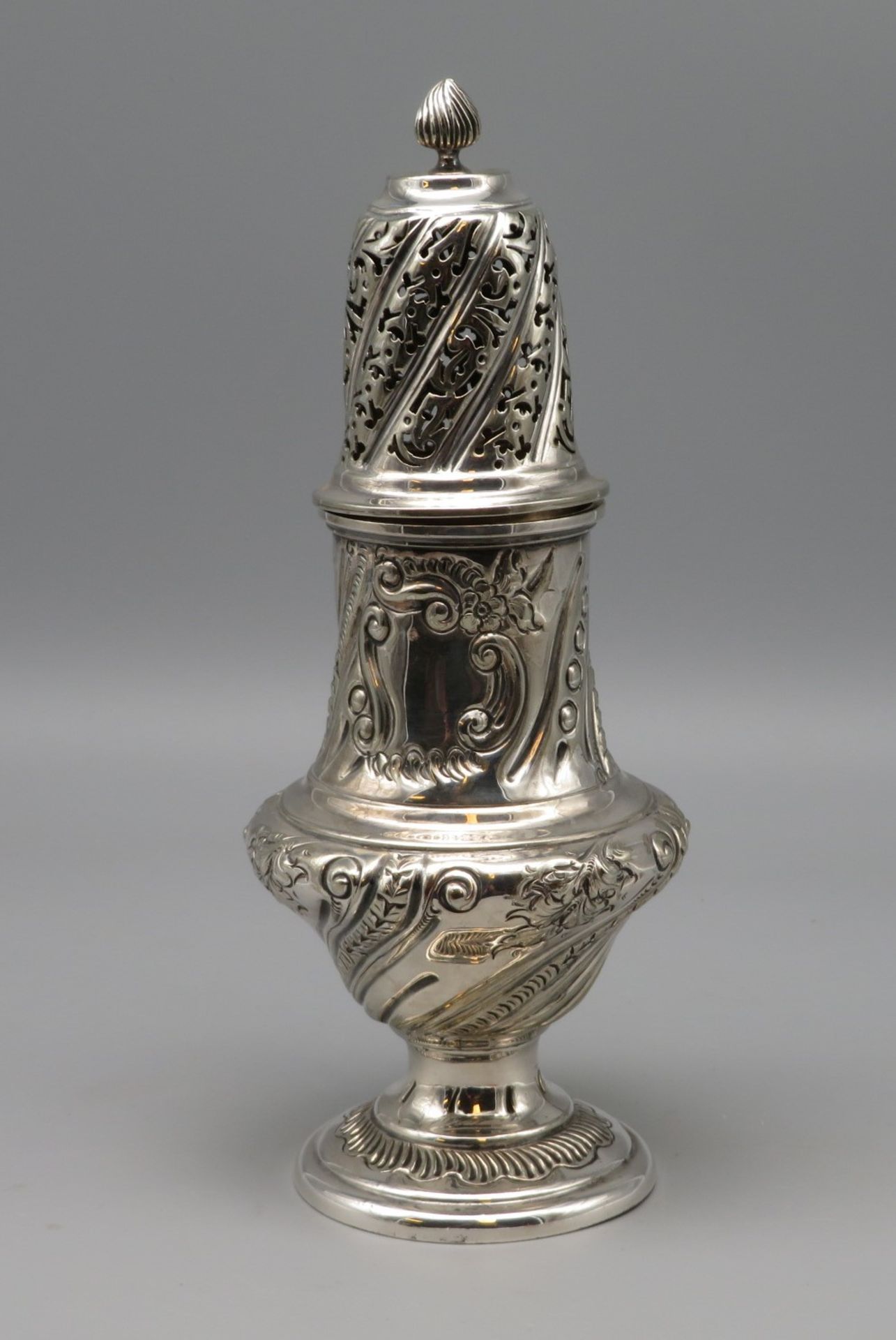 Großer Puderzuckerstreuer, Skandinavien, Silber, 238 g, h 21 cm, d 8,5 cm.