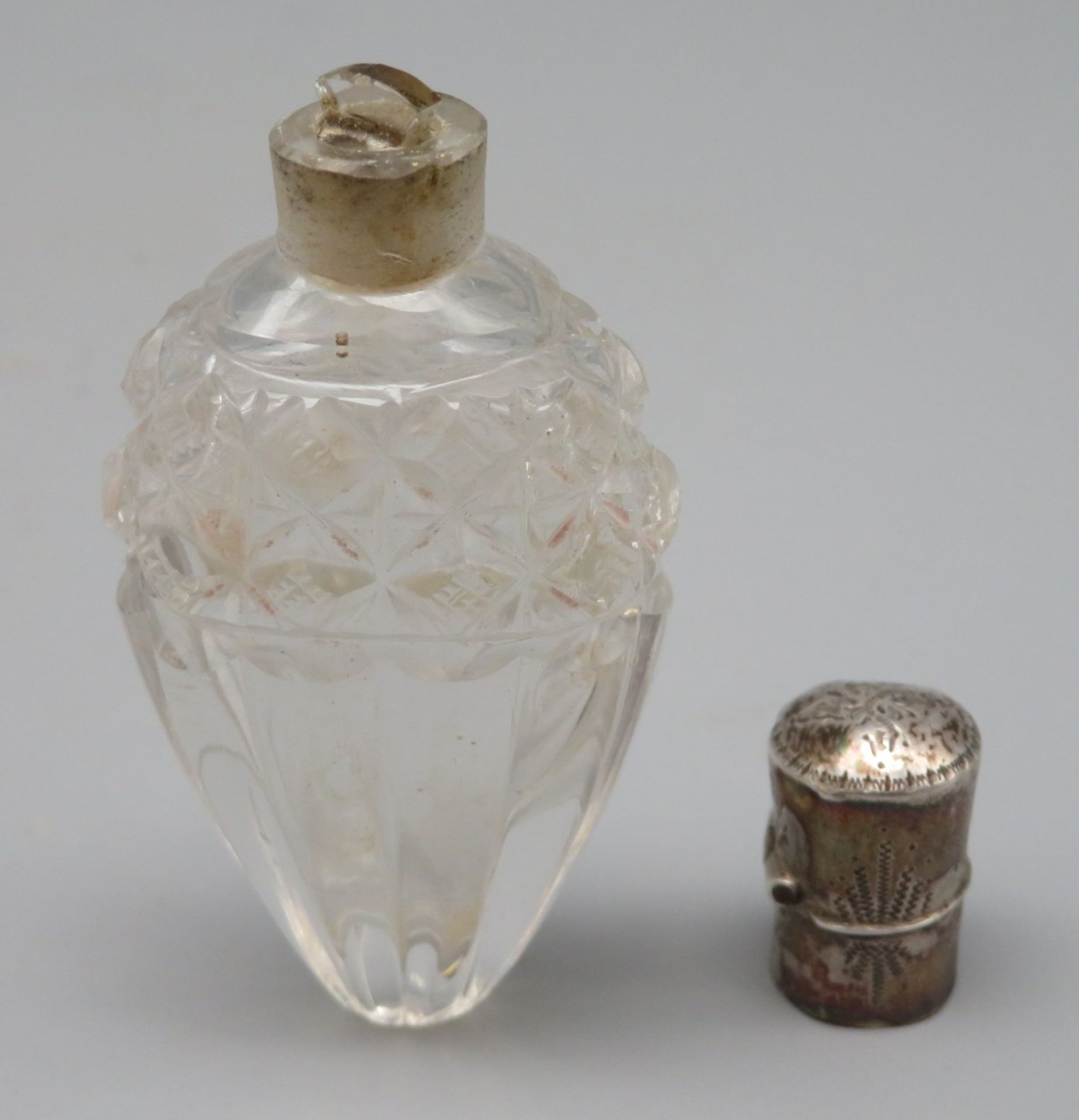 Parfumflakon, 19. Jahrhundert, farbloses Glas geschliffen, Silbermontur, l 7,2 cm, d 3,3 cm. - Image 2 of 2