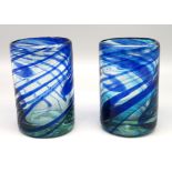 2 Designer Gläser, farbloses Glas mit blau-grünlichen, spiralförmigen Einschmelzungen, mundgeblasen