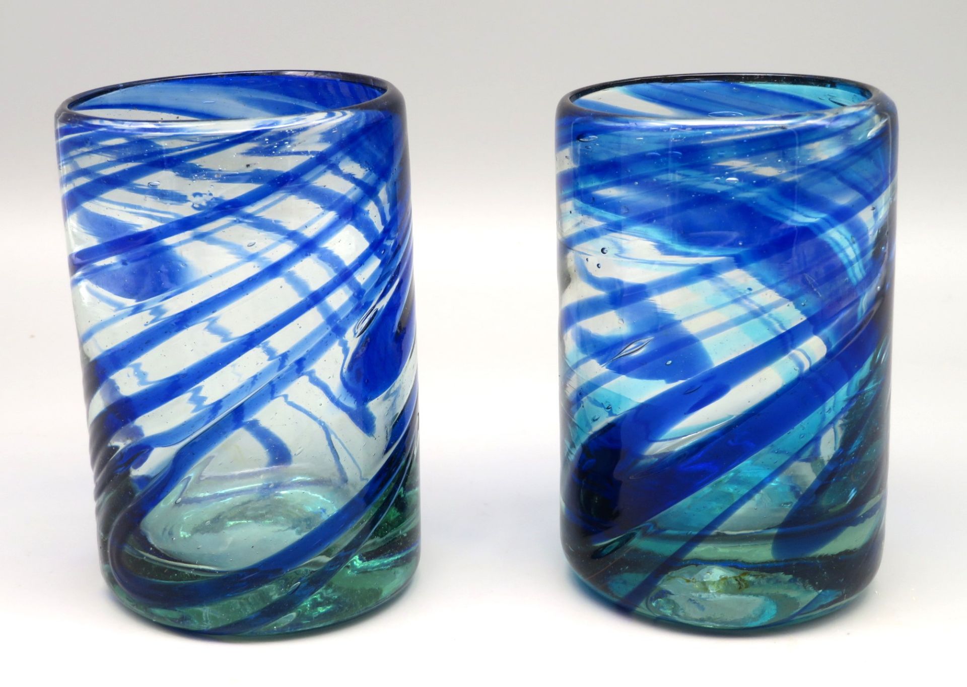 2 Designer Gläser, farbloses Glas mit blau-grünlichen, spiralförmigen Einschmelzungen, mundgeblasen