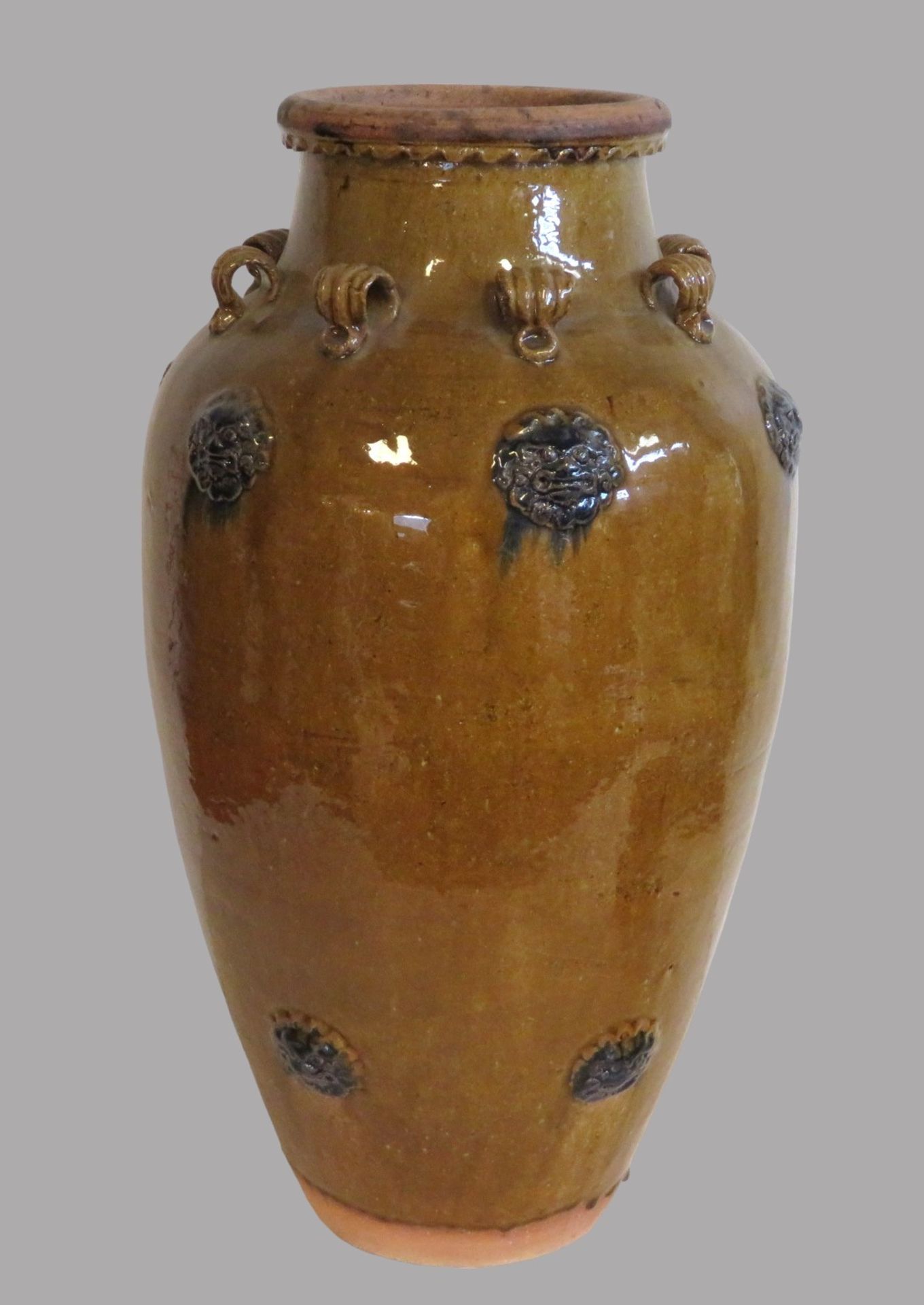 Große Martaban Vase, China, Steingut mit ockerfarbener Glasur, rundum versehen mit 12 reliefierten