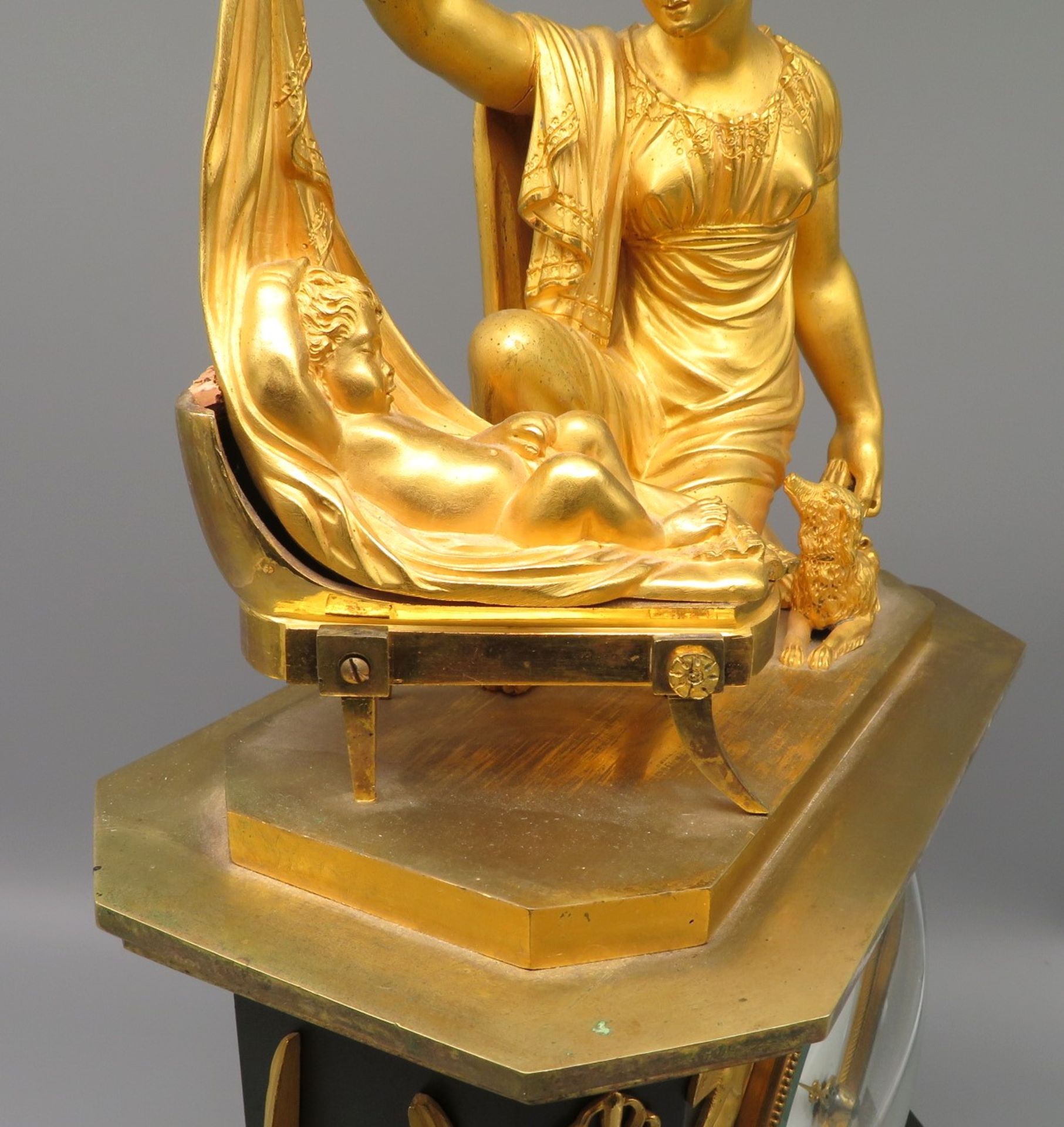 Außergewöhnliche Pendule, Frankreich, Empire, um 1810, Bronze mit Feuervergoldung, bekrönt durch Mu - Image 5 of 9
