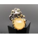 Auffälliger Designer mit plastisch gestaltetem Frosch, Sonnenachat-Cabochon, 2 facettierte Peridote