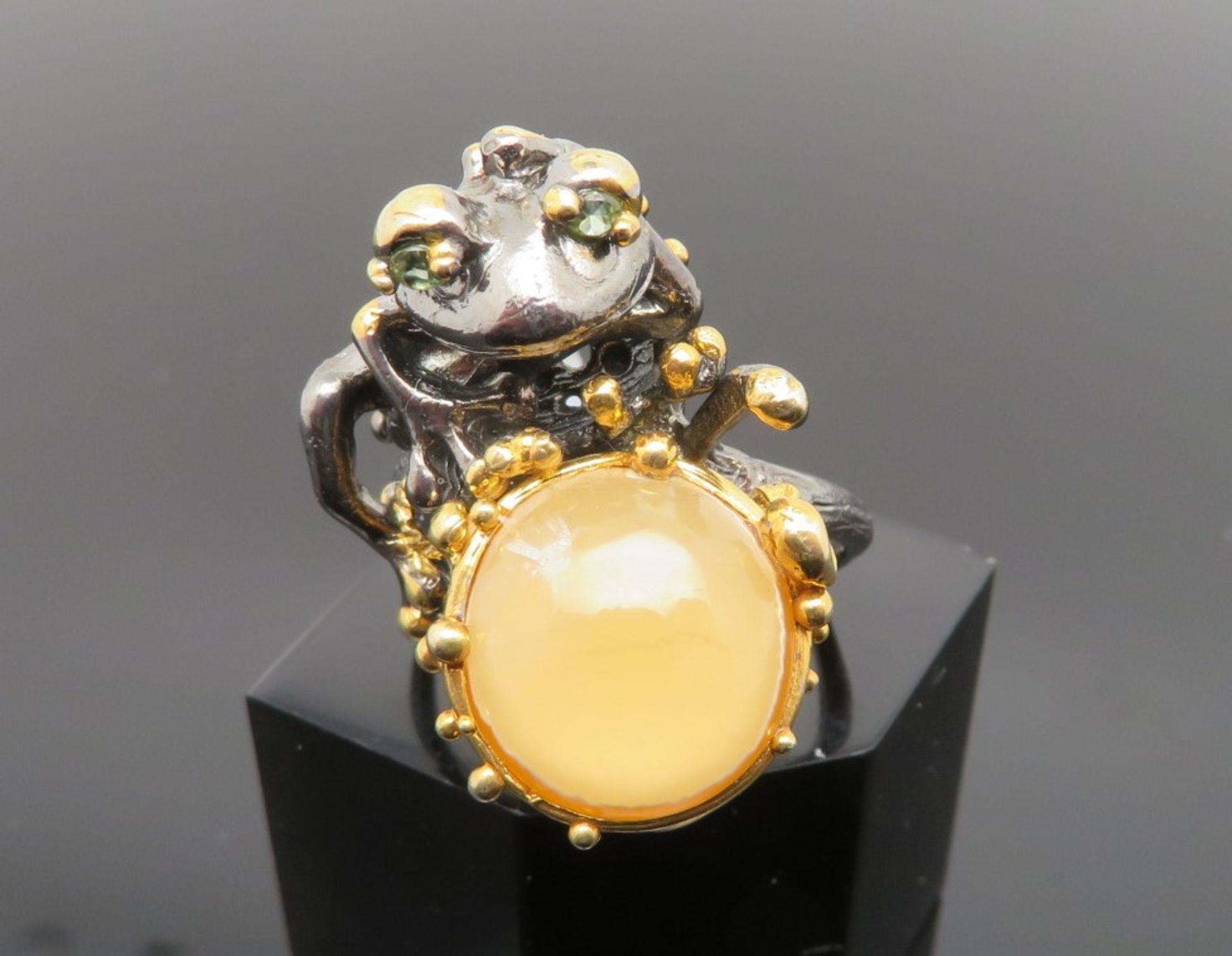 Auffälliger Designer mit plastisch gestaltetem Frosch, Sonnenachat-Cabochon, 2 facettierte Peridote