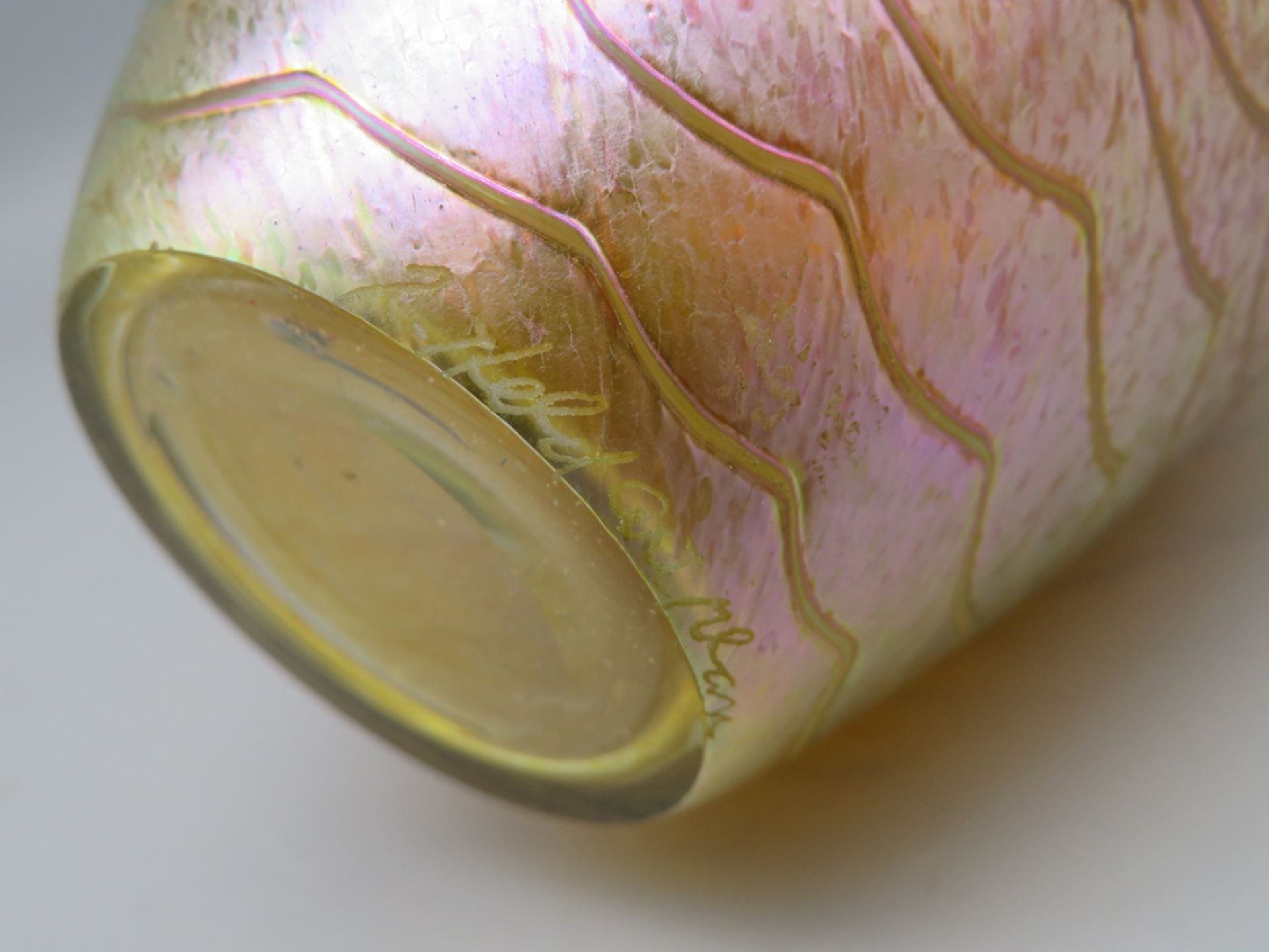 Designer Vase, Kanada, Robert Held, stark irisierendes Glas mit reliefiertem schuppenartigem, umlau - Image 2 of 2