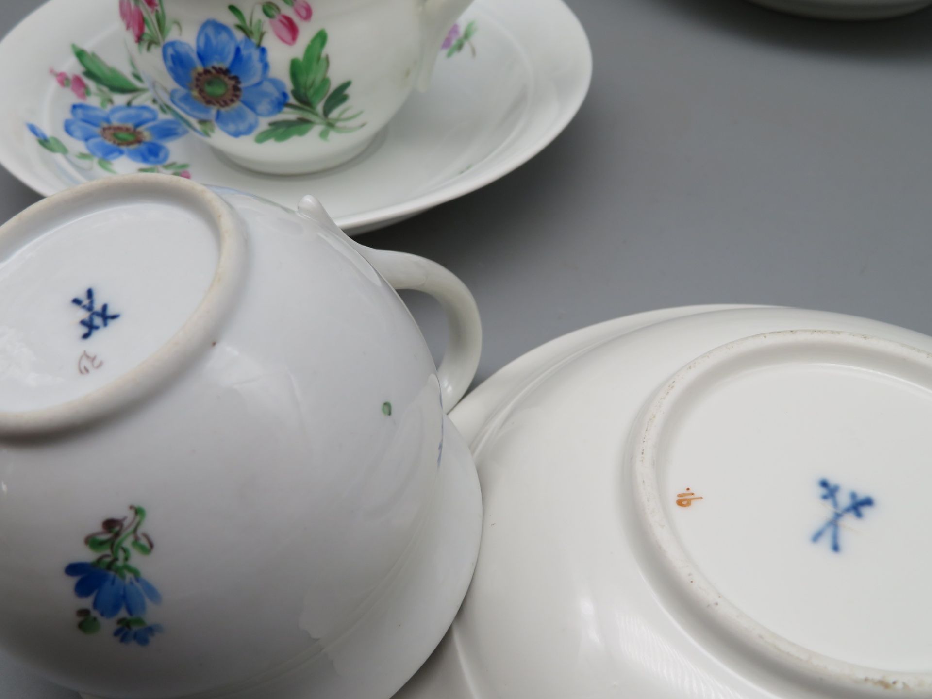 5 Kaffeetassen mit UT, Meissen, Biedermeier, 19. Jahrhundert, Weißporzellan mit polychromer Blumenm - Bild 3 aus 3