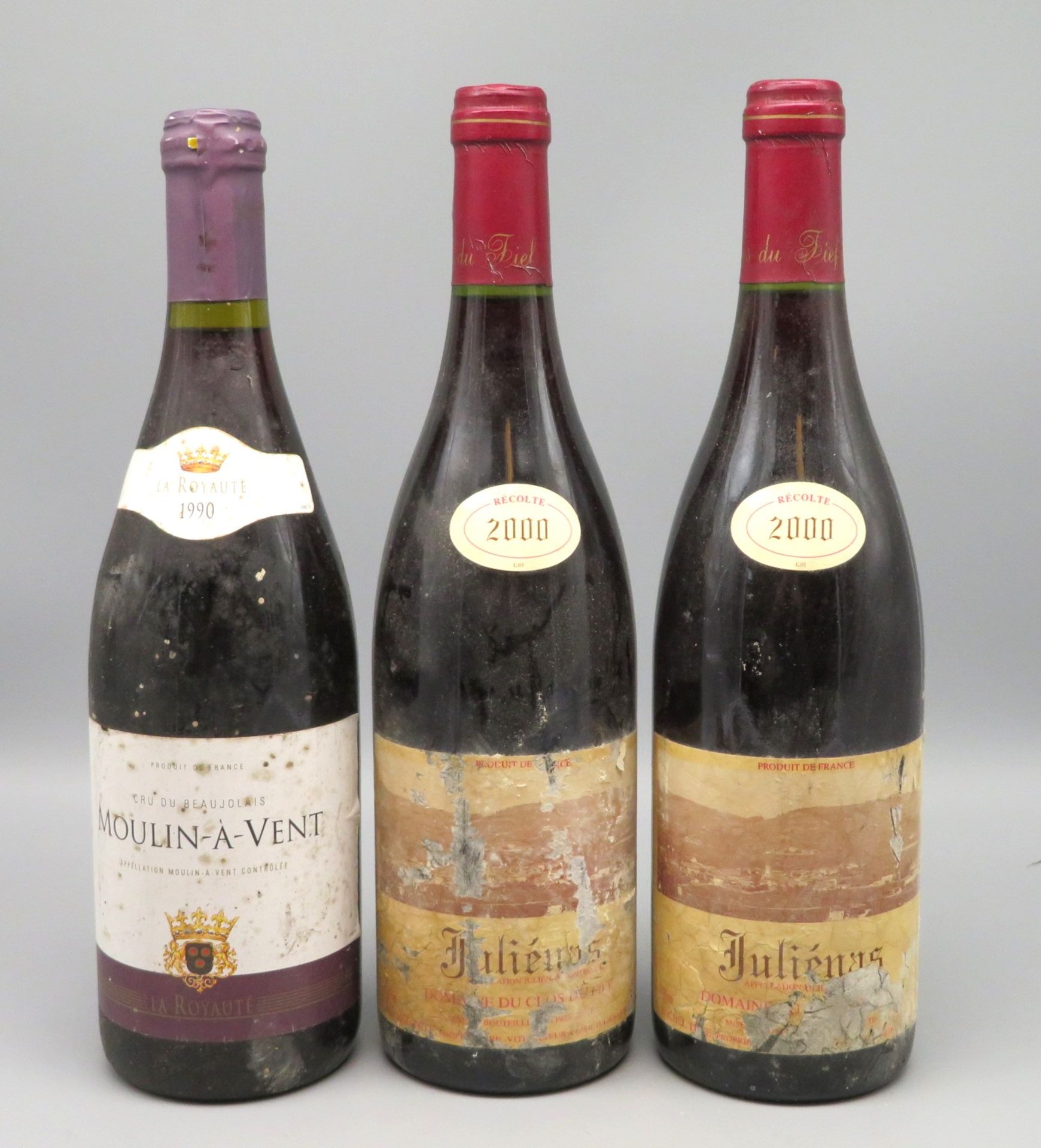 3 diverse Flaschen Rotwein, 2 x Julienas, 2000, Domaine du Clos de Fief/1 x Cru du Beaujolais, 1990