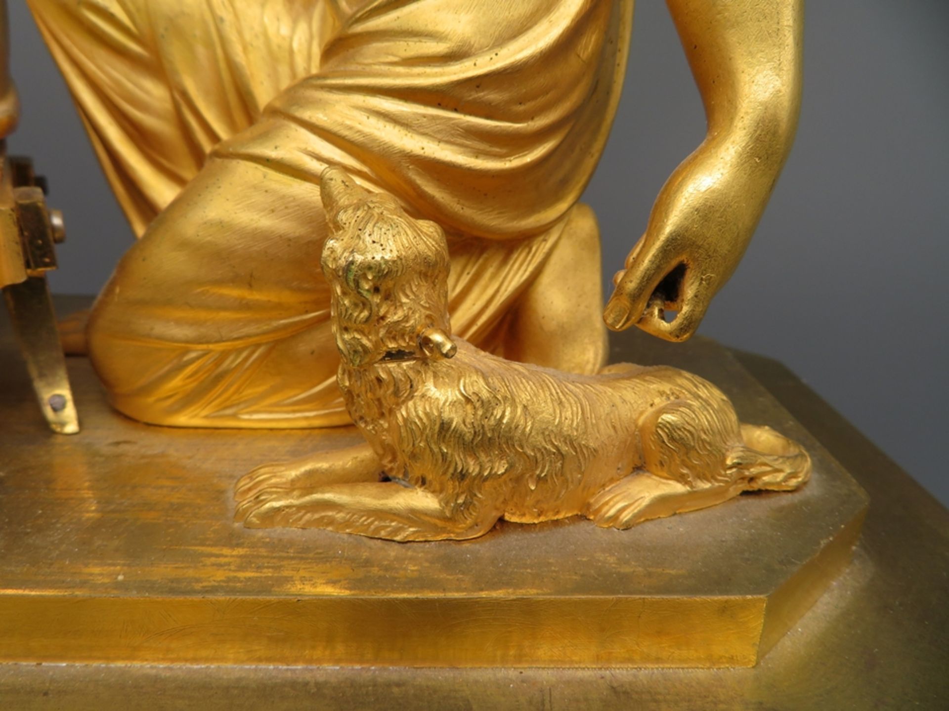Außergewöhnliche Pendule, Frankreich, Empire, um 1810, Bronze mit Feuervergoldung, bekrönt durch Mu - Image 8 of 9