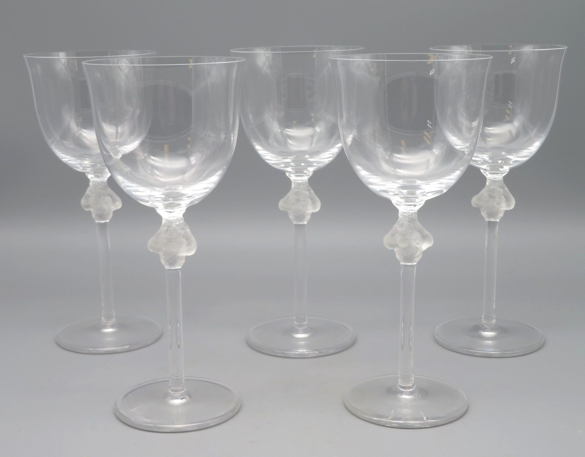 5 Weißweingläser "Roxane", René Lalique, Wingen-sur-Moder, farbloses Kristallglas, am Kuppaansatz z