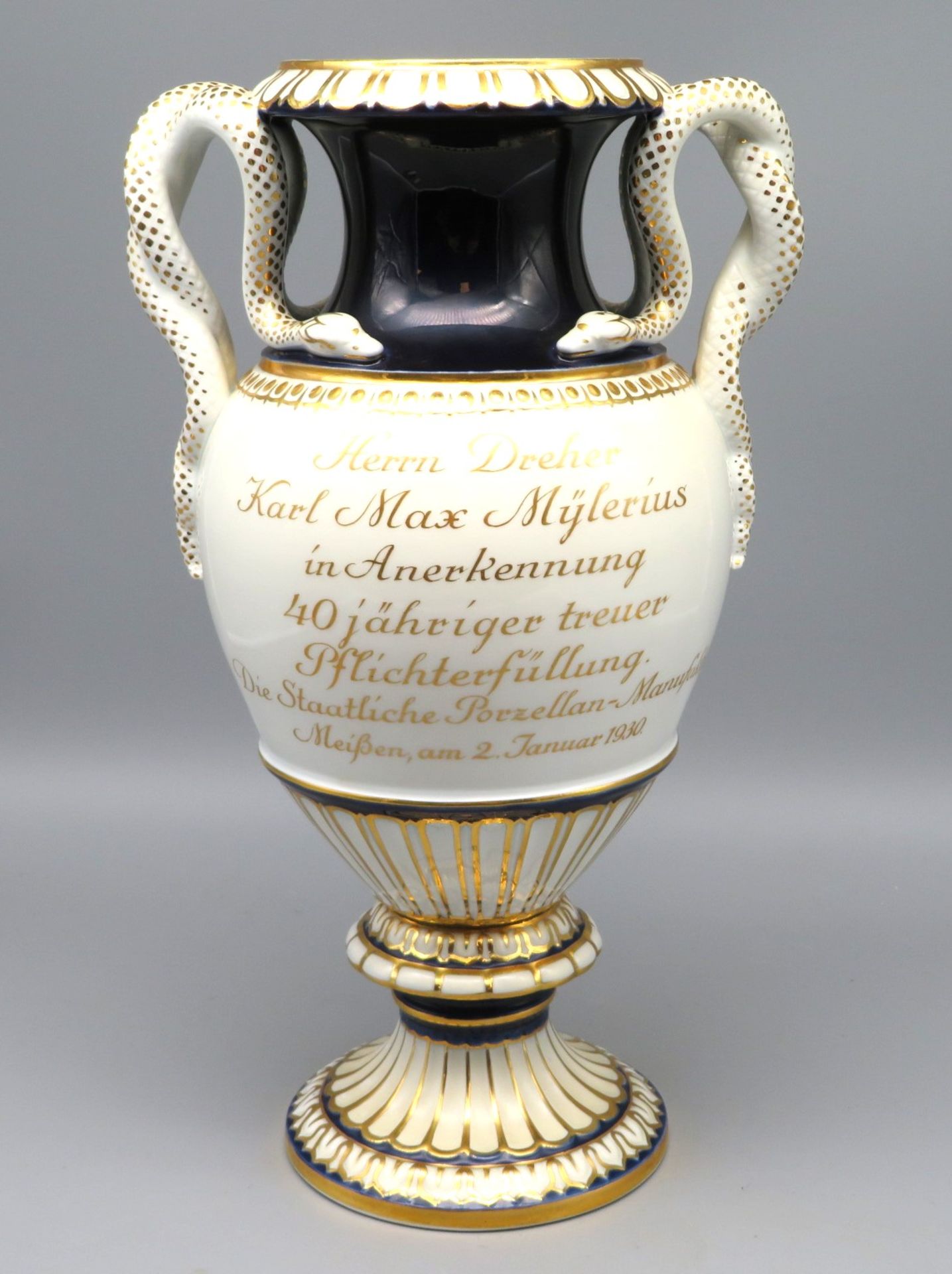 Schlangen-Henkelvase, Meissen, Pfeifferzeit 1924 - 1934, Weißporzellan mit polychromer Bemalung und - Image 2 of 3