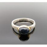 Eleganter Damenring mit Sternsaphir-Cabochon, Bezelfassung mit akzentuierender Teilvergoldung, poli