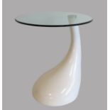 Designer Tisch, wohl Colani, weiß gelackter Fuss mit Glasplatte, Glas mit kleineren Gebrauchsspuren