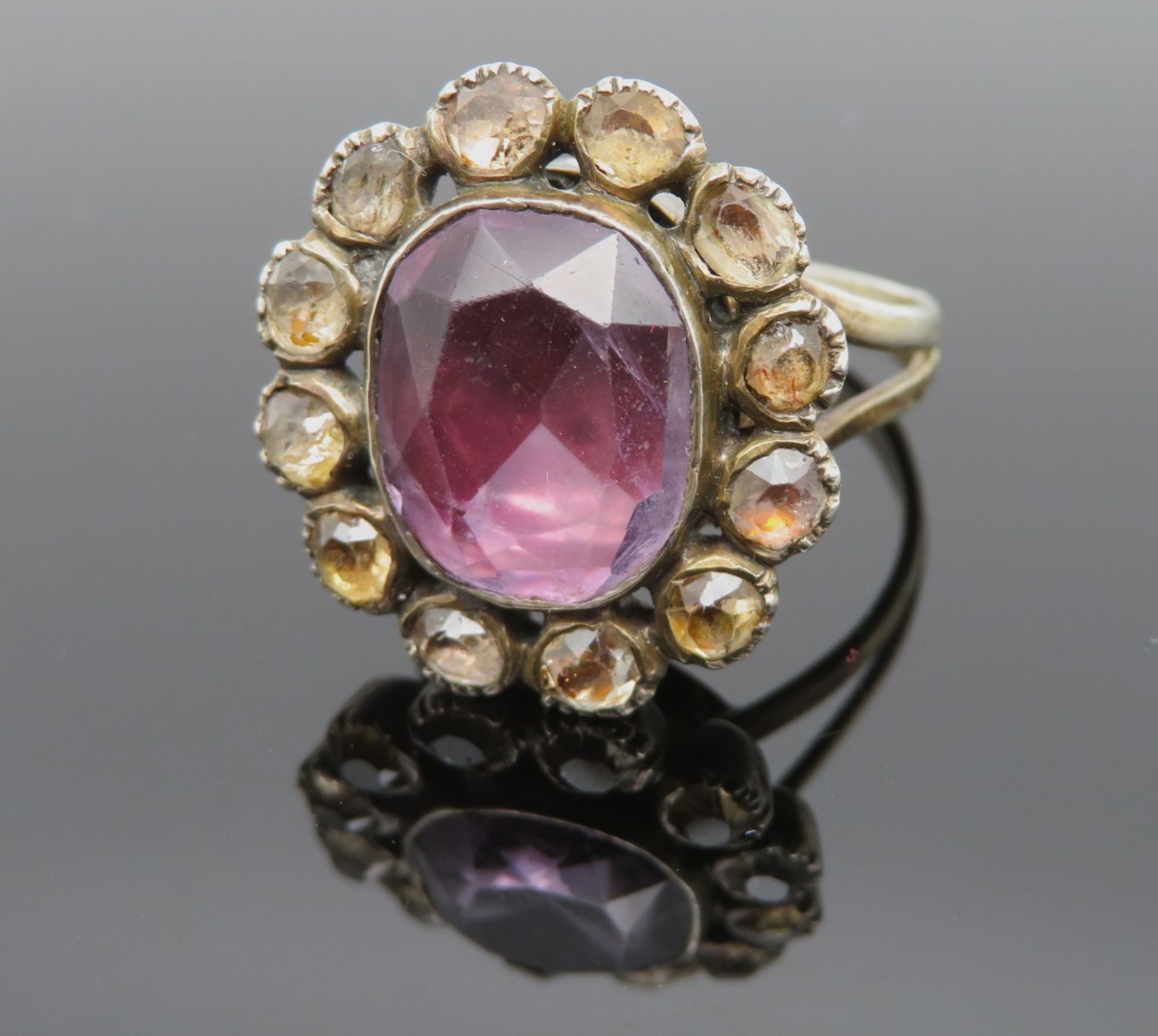 Entourage-Ring, wohl Frankreich, facettierter Amethyst, umrahmt von einer Entourage aus 12 Similist