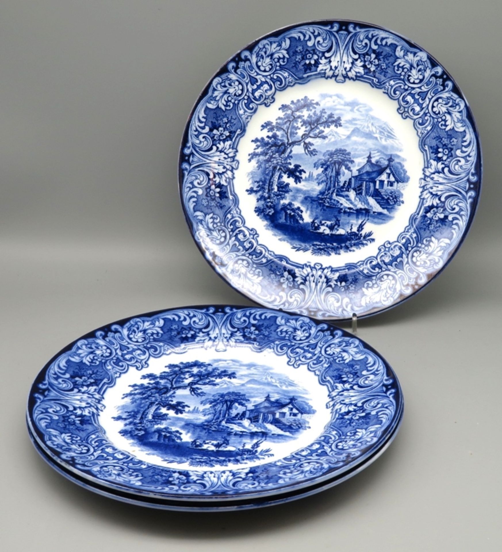 3 Teller, England, Royal Doulton, Modell Geneva, Porzellan mit blauem Landschaftsdekor, gem., h 2 c