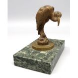 Marabu, Bronze, runder Sockel, dieser montiert auf reckeckigem Marmorsockel, eine Ecke best., Bronz