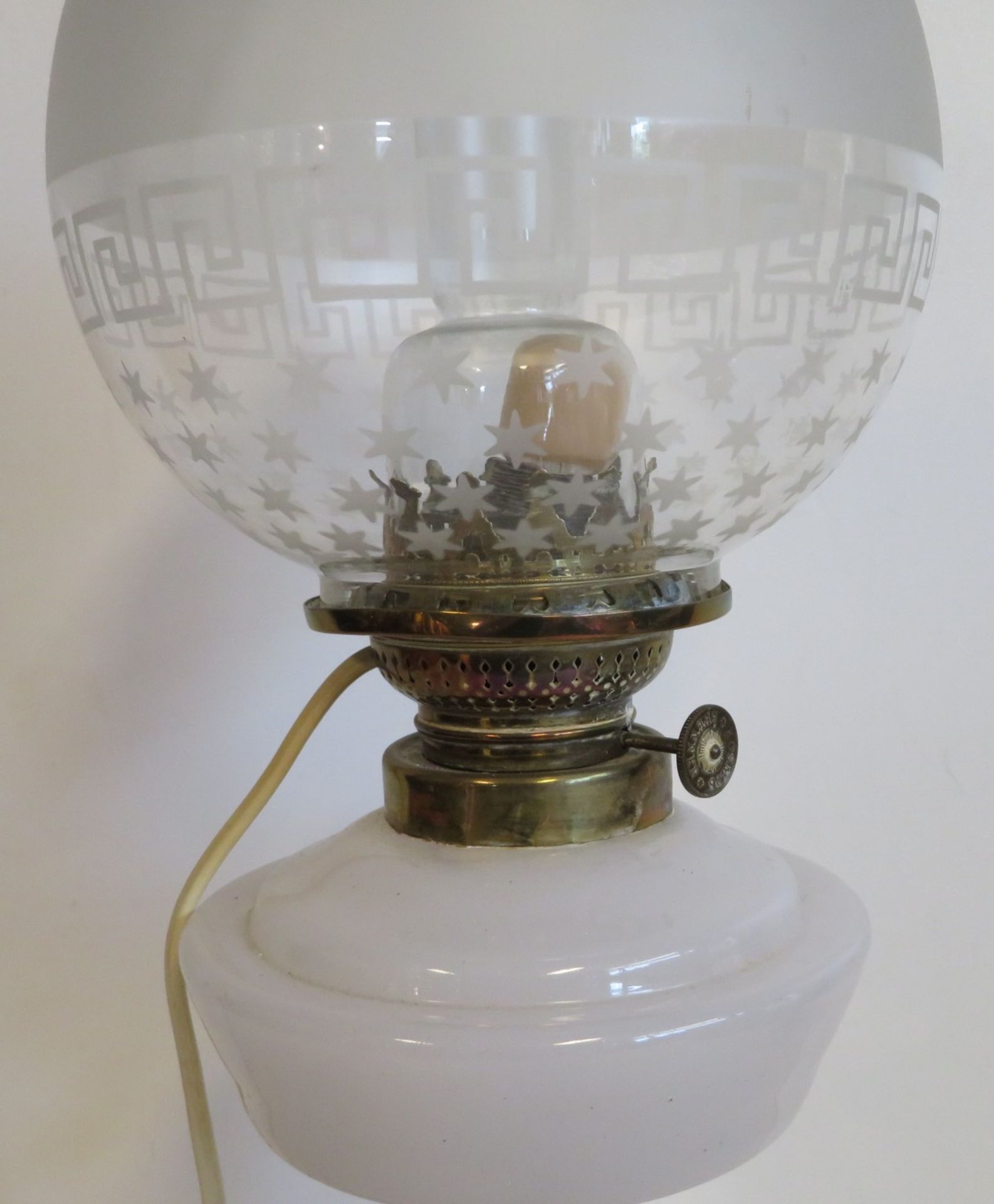 Petroleum-Tischlampe, Biedermeier, Mitte 19. Jahrhundert, Opalinglas mit geätztem Glasschirm, elekt - Bild 2 aus 2