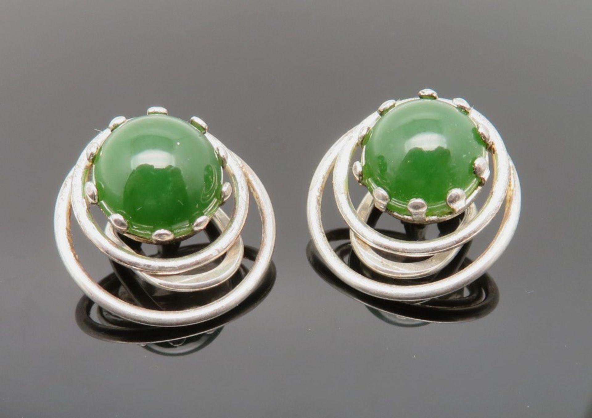 Paar Jade-Ohrclips, waldgrüne Jade-Cabochons umgeben von konzentrischen Kreisen in randständiger An