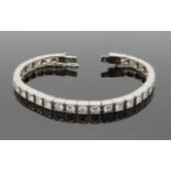 Elegantes Tennisarmband/Rivière-Armband, 1980er Jahre, besetzt mit 31 Brillanten, zus.ca. 7 ct, W P