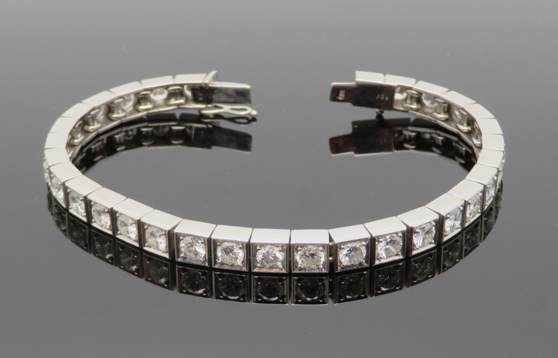 Elegantes Tennisarmband/Rivière-Armband, 1980er Jahre, besetzt mit 31 Brillanten, zus.ca. 7 ct, W P