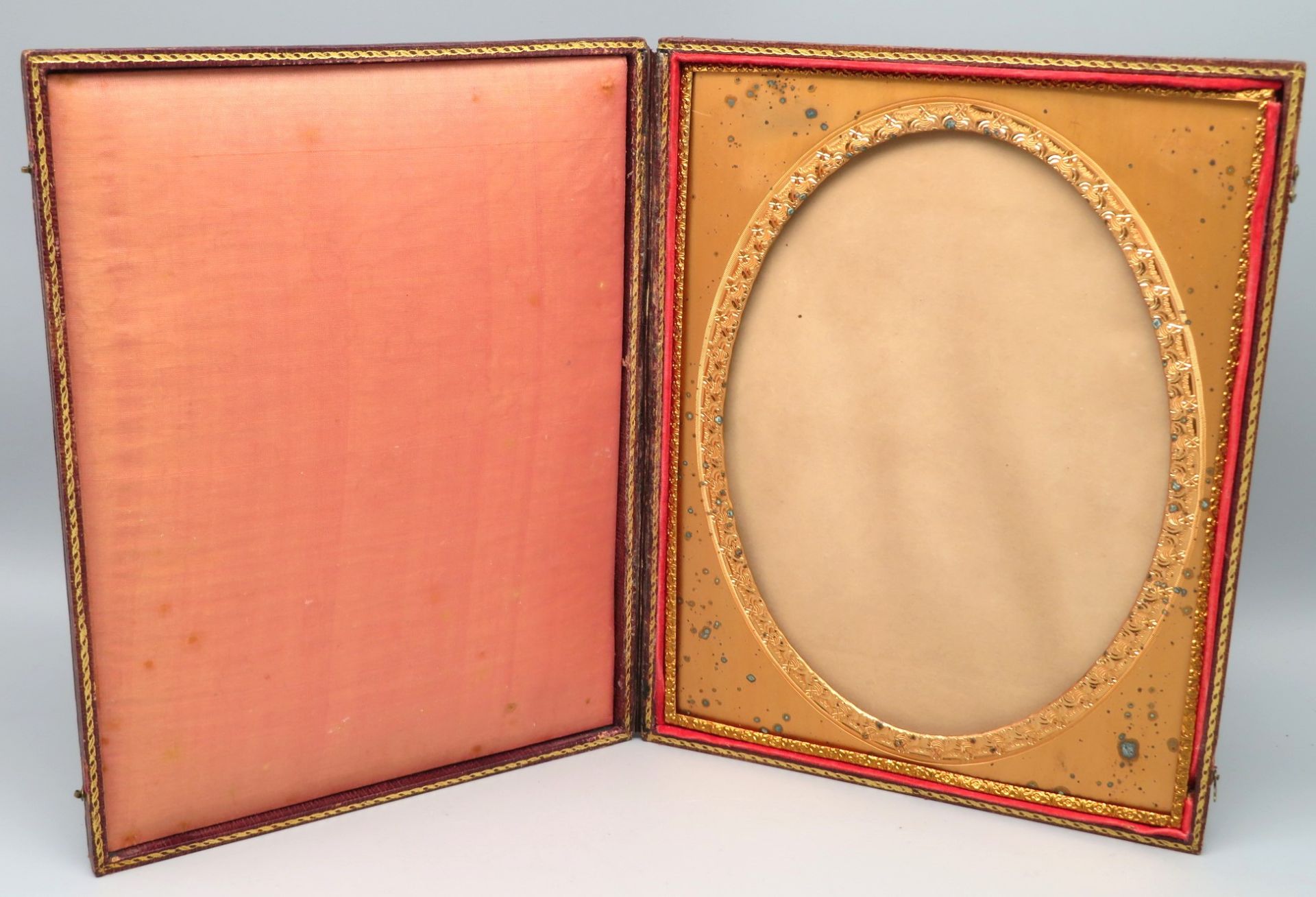 Daguerreotypie-Futteral, 19. Jahrhundert, geprägter Einband, 23 x 18 x 2,1 cm. - Bild 2 aus 2