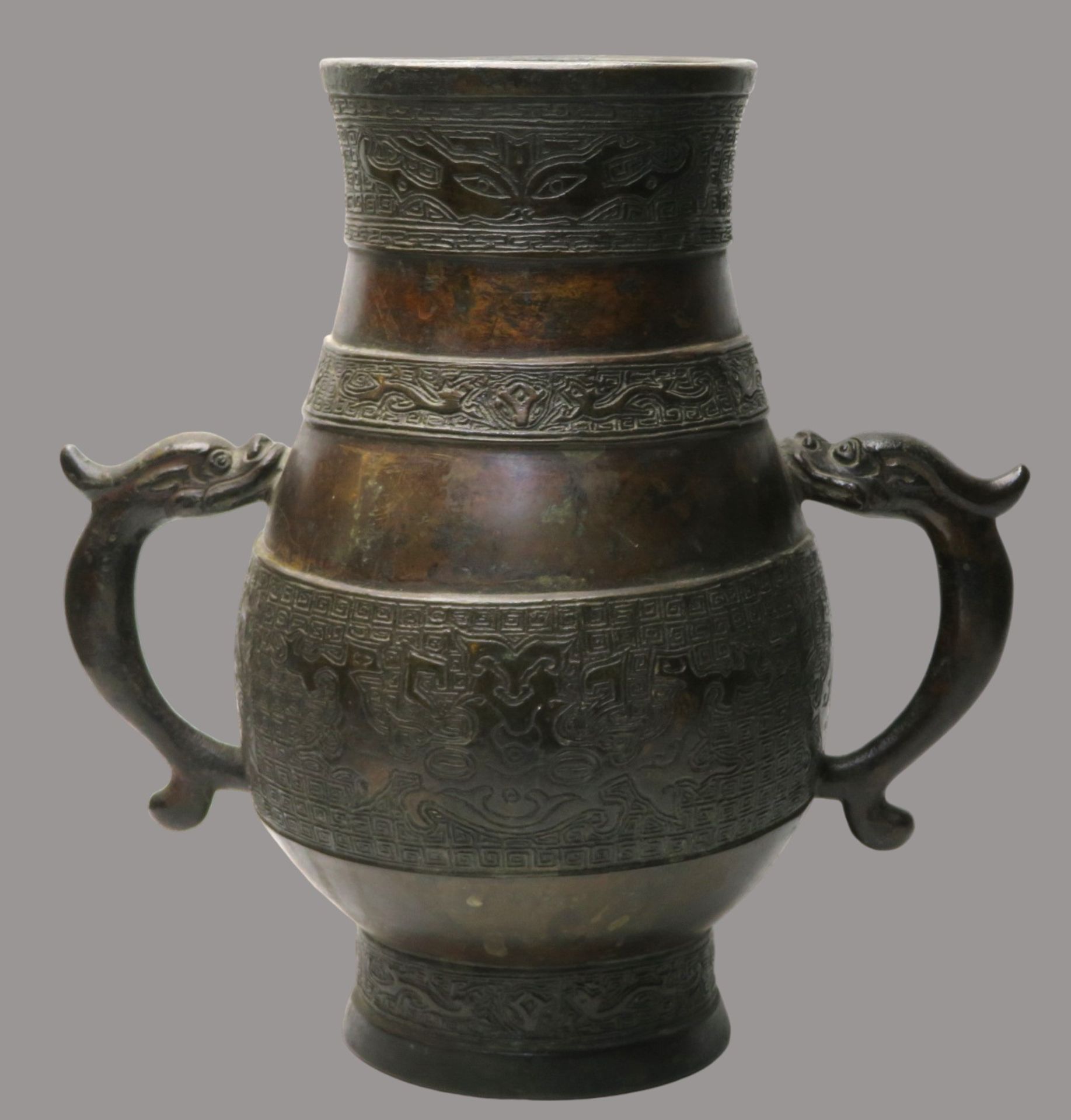 Antike Henkelvase, Japan, Meiji Periode, 1868 - 1912, Bronze, umlaufend reich reliefiert, Handhaben