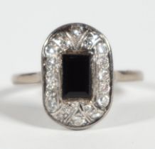 RING, Art Deco Epoche, zentral facettierter dunkler Smaragd,