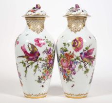 PAAR DECKELVASEN, Chelsea porcelain manufactory, bis 1784,