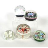 PAPERWEIGHTS, Konvolut von 5, je runde Form,