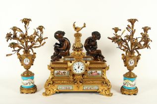 EXQUISITE FIGURENPENDULE MIT KANDELABERBEISTELLERN, Bronze, vergoldet, Frankreich, um 1860/70