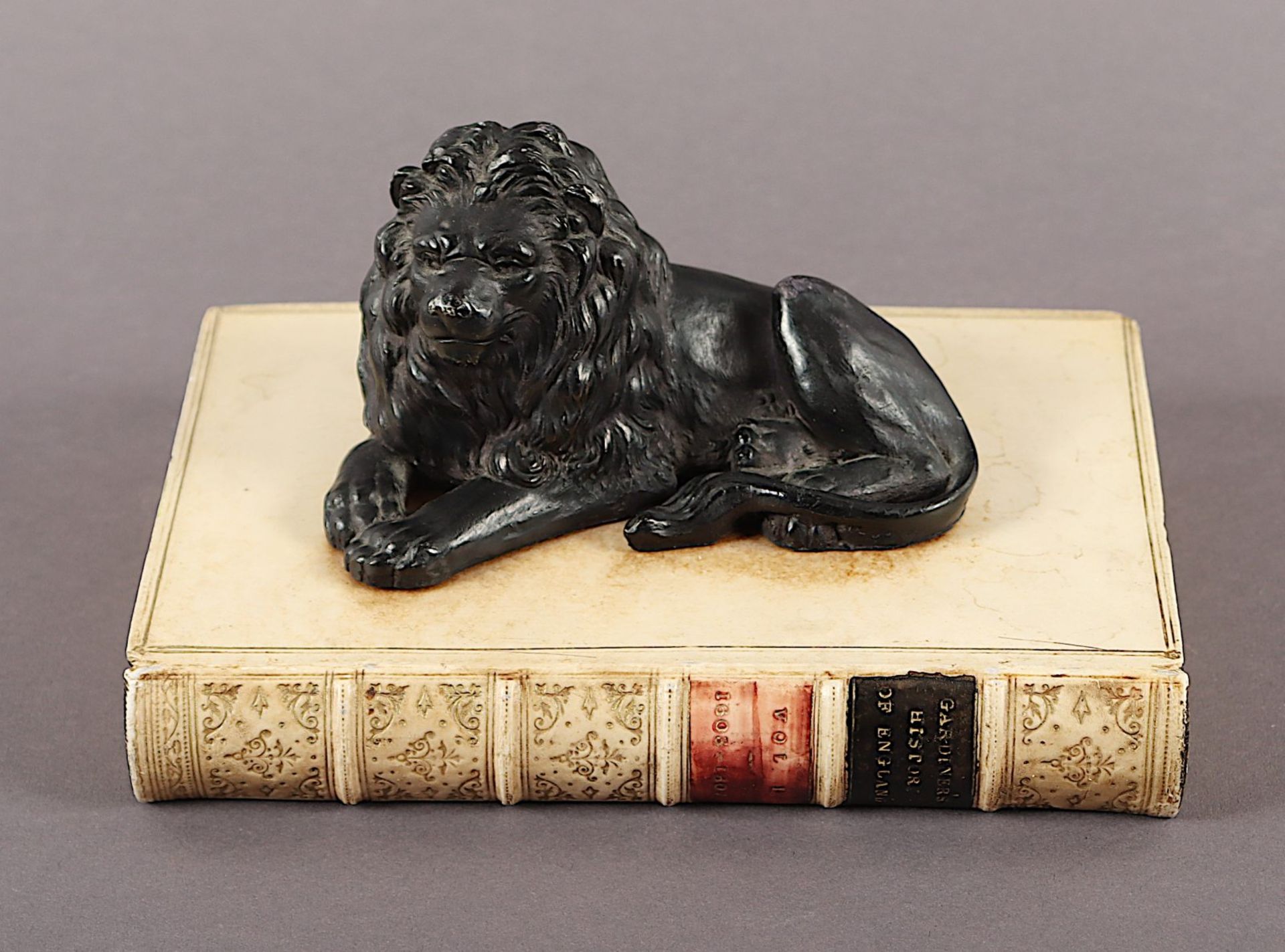 Briefbeschwerer, Löwe auf einem Buch