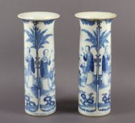 Paar blau-weise Vasen, Porzellan, CHINA