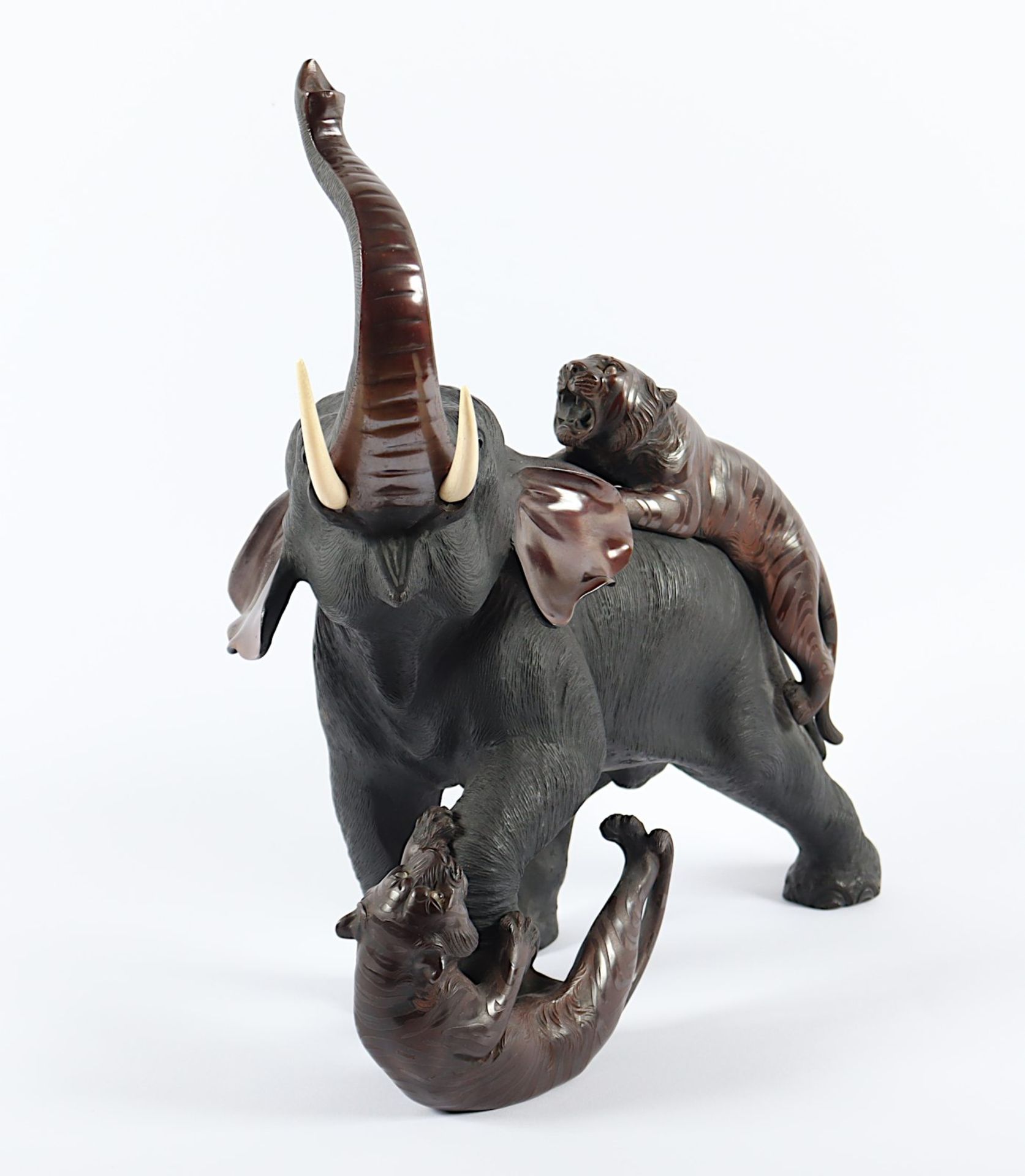 Elefant mit Tigern kämpfend, Bronze, Japan, E.19.Jh. - Bild 2 aus 10