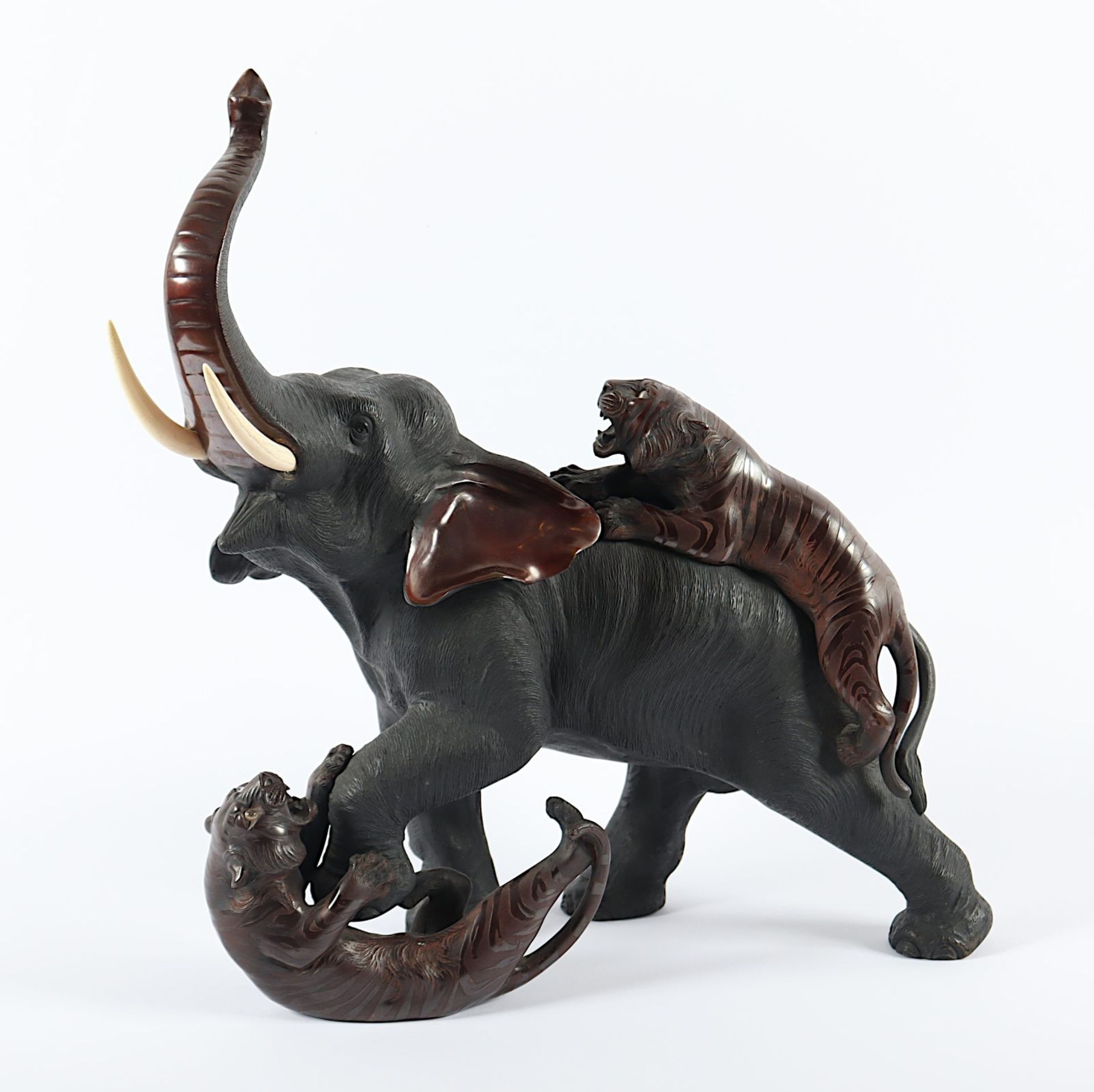 Elefant mit Tigern kämpfend, Bronze, Japan, E.19.Jh.